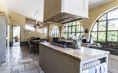 Villa Il Colto: Küche, Möbel, Interior Design, Countertop, Flooring, Holz, Küchengerät, Fussboden, Cabinetry, Decke