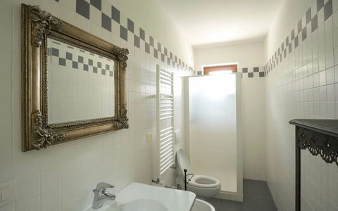 Agriturismo le Case Rosse di Montebuono: Flooring, Fussboden, Interior Design, Decke, Armatur, Zimmer, Installation, Badezimmer, Fliese