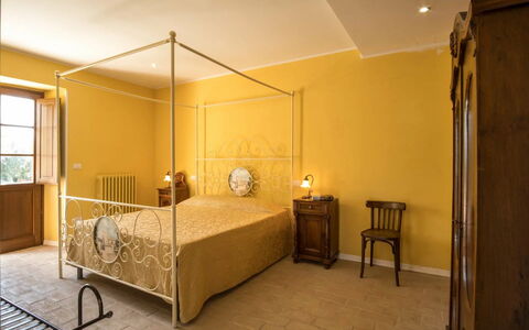Agriturismo le Case Rosse di Montebuono: Möbel, Interior Design, Bett, Wand, Schlafzimmer, Fussboden, Flooring, Holz, Decke, Zimmer