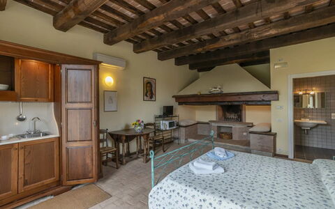Agriturismo le Case Rosse di Montebuono: Möbel, Wand, Zuhause, Zimmer, Wohnung, Decke, Bett, Stuhl, Bettrahmen, Schublade