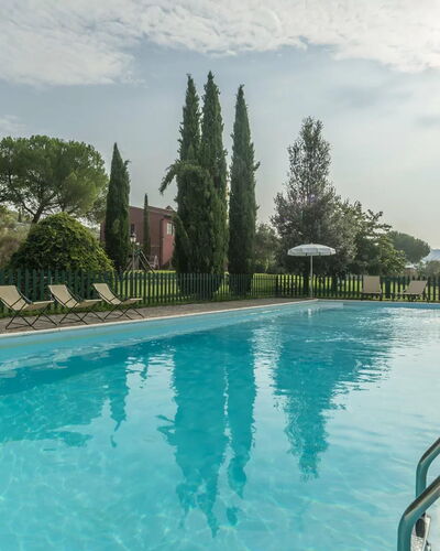 Agriturismo le Case Rosse di Montebuono: Schwimmbad, Strauch, Garten, Landscaping, Schatten, Eco Hotel, Gartenmöbel, Resort, Hazienda