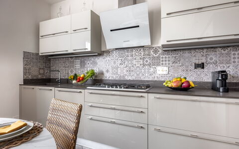 Casa Lory, Monteriggioni, Siena: Küche, Countertop, Küchengerät, Cabinetry, Major Appliance, Möbel, Interior Design, Zuhause, Haushaltsgerät, Schublade