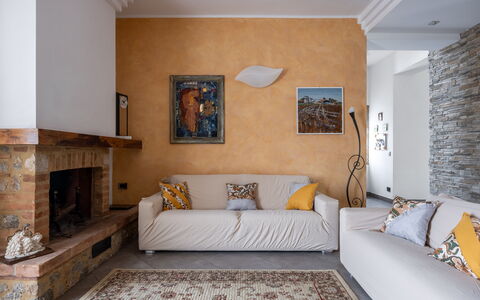 Casa Lory, Monteriggioni, Siena: Möbel, Interior Design, Wand, Flooring, Couch, Fussboden, Holz, Zimmer, Wohnzimmer, Decke