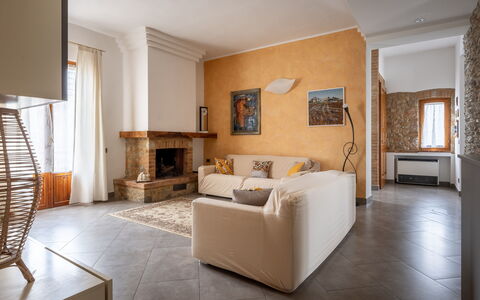 Casa Lory, Monteriggioni, Siena: Möbel, Interior Design, Flooring, Wand, Fussboden, Holz, Zimmer, Couch, Beleuchtung, Wohnzimmer