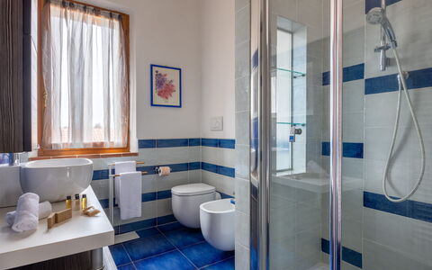 Casa Lory, Monteriggioni, Siena: Blau, Flooring, Interior Design, Fussboden, Armatur, Badezimmer, Zuhause, Installation, Toilette, Verbundwerkstoff