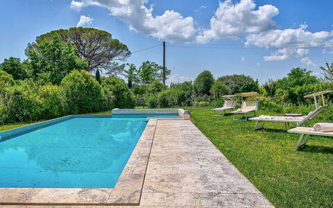 Villa Church: Blau, Schwimmbad, Garten, Landscaping, Schatten, Resort, Hinterhof, Water Feature, Eco Hotel, Flagstone