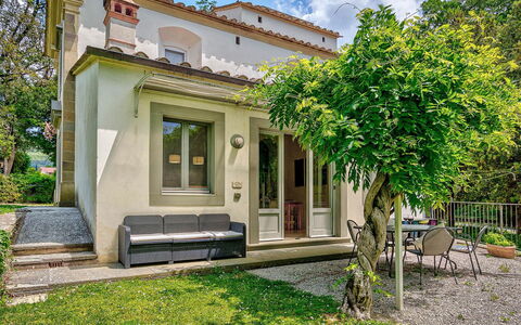 Villa Church: Zuhause, Haus, Wohngebiet, Strauch, Tür, Hütte, Garten, Estate, Garten, Landscaping