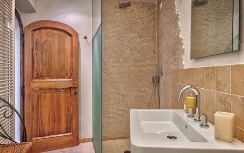 Villa Church: Badezimmer, Armatur, Wand, Flooring, Interior Design, Sinken, Fussboden, Holz, Bad Sink, Zapfhahn