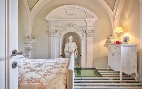 Villa Church: Interior Design, Möbel, Wand, Flooring, Fussboden, Schlafzimmer, Beleuchtung, Decke, Bett, Zuhause