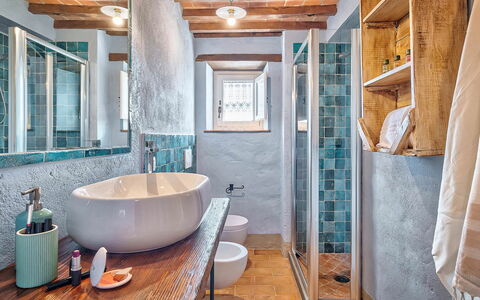 Villa Vita Bella: Badezimmer, Armatur, Interior Design, Wand, Flooring, Fussboden, Zapfhahn, Bad Sink, Sinken, Decke
