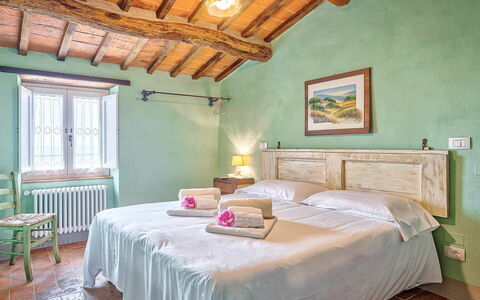 Villa Vita Bella: Wand, Möbel, Bett, Zuhause, Interior Design, Schlafzimmer, Fussboden, Zimmer, Bedding, Bettrahmen