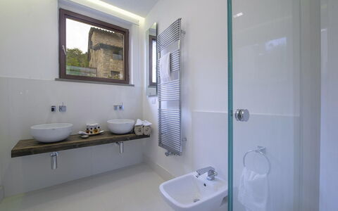 Villa del Fattore: Armatur, Badezimmer, Flooring, Bad Sink, Interior Design, Sinken, Fussboden, Zapfhahn, Installation, Zuhause