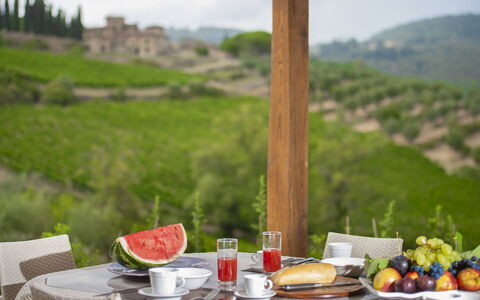 Villa del Fattore: Geschirr, Möbel, Tabelle, Essen, Hügel, Servierware, Drinkware, Stuhl, Dishware, Gebirge