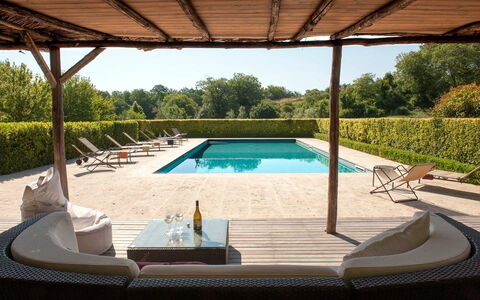 Villa Collombroso: Schwimmbad, Gartenmöbel, Möbel, Resort, Sonnenliege, Schatten, Verbundwerkstoff, Freizeit, Stuhl, Garten