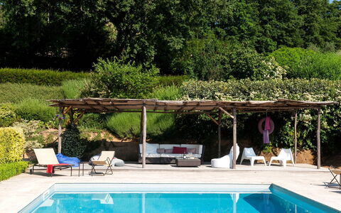Villa Collombroso: Schwimmbad, Gartenmöbel, Freizeit, Möbel, Resort, Schatten, Regenschirm, Urlaub, Garten, Erholung