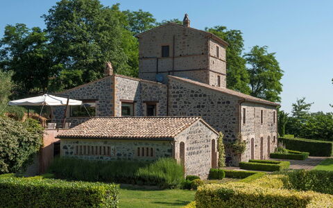 Villa Collombroso: Strauch, Garten, Estate, Hütte, Rasen, Landscaping, Bauernhaus, Garten, Hecke, Villa