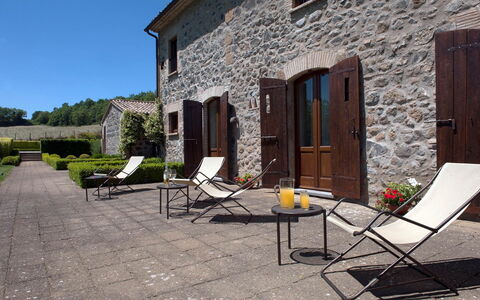 Villa Collombroso: Gartenmöbel, Möbel, Tisch Im Freien, Blumentopf, Tür, Garten, Flagstone, Stuhl, Küche & Esszimmer Tisch, Zimmerpflanze