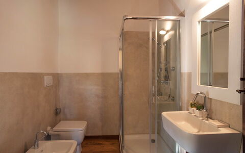 Villa Collombroso: Flooring, Badezimmer, Fussboden, Interior Design, Wand, Armatur, Sinken, Bad Sink, Zimmer, Decke