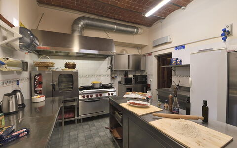 Villa Michelangelo: Küche, Countertop, Möbel, Küchengerät, Major Appliance, Beleuchtung, Interior Design, Flooring, Decke, Herd