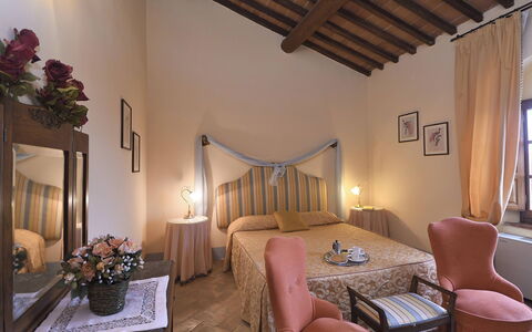 Villa Michelangelo: Möbel, Bett, Wand, Schlafzimmer, Interior Design, Textil, Linens, Bedding, Bettdecke, Zimmer