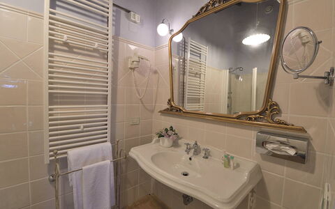 Villa Michelangelo: Interior Design, Flooring, Zimmer, Fussboden, Möbel, Armatur, Decke, Zapfhahn, Installation, Badezimmer