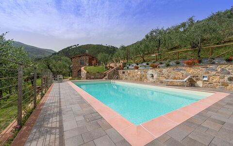 Il Podere: Schwimmbad, Water Feature, Flagstone, Fliese, Resort