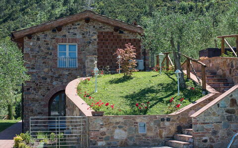 Il Podere: Wand, Die Architektur, Strauch, Haus, Backstein, Zuhause, Hütte, Tür, Garten, Estate