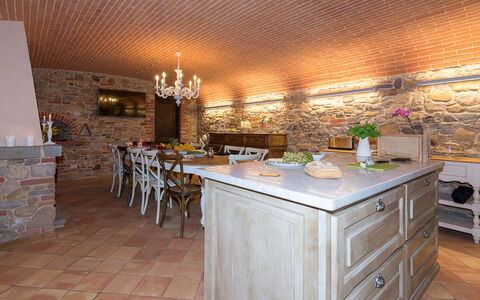 Il Podere: Möbel, Flooring, Interior Design, Holz, Decke, Küche, Fussboden, Countertop, Cabinetry, Beleuchtung