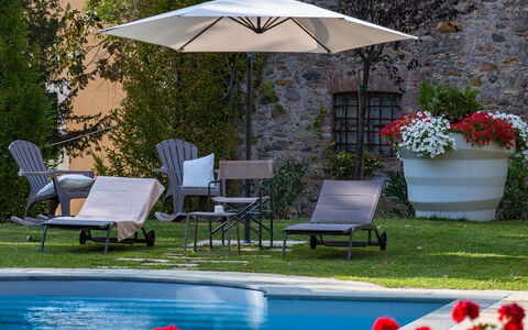Villa Vorno: Regenschirm, Möbel, Gartenmöbel, Schwimmbad, Stuhl, Tisch Im Freien, Sonnenliege, Schatten, Tabelle, Terrasse