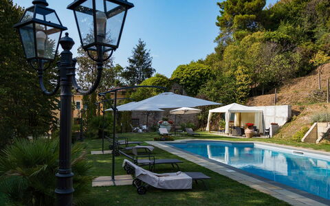 Villa Vorno: Schwimmbad, Freizeit, Resort, Gartenmöbel, Eco Hotel, Schatten, Estate, Garten, Regenschirm, Hotel