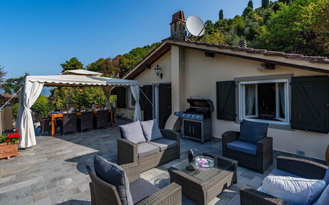 Villa Vorno: Möbel, Zuhause, Stuhl, Schatten, Gartenmöbel, Terrasse, Resort, Deck, Outdoor Struktur, Balkon