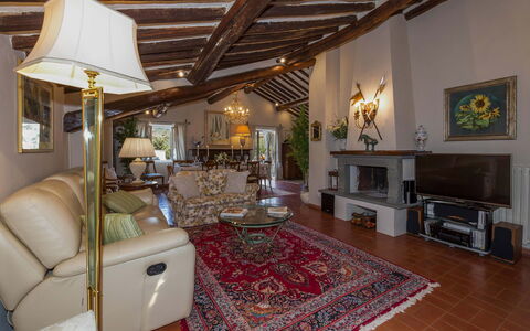 Villa Vorno: Möbel, Interior Design, Zuhause, Stuhl, Haus, Flooring, Couch, Decke, Wohnzimmer, Tabelle