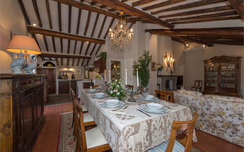 Villa Vorno: Möbel, Interior Design, Decke, Tabelle, Stuhl, Beleuchtung, Light Fixture, Esszimmer, Flooring, Zimmer