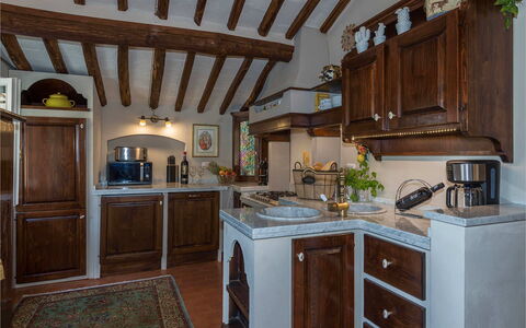 Villa Vorno: Küche, Möbel, Cabinetry, Interior Design, Countertop, Holz, Küchengerät, Flooring, Schrank, Beleuchtung