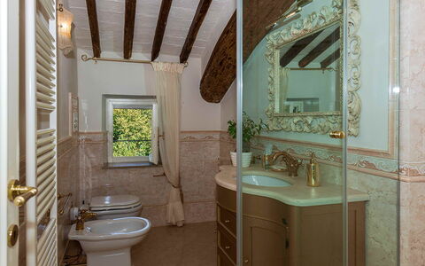 Villa Vorno: Wand, Armatur, Bad Sink, Interior Design, Badezimmer, Sinken, Flooring, Zapfhahn, Installation, Fussboden
