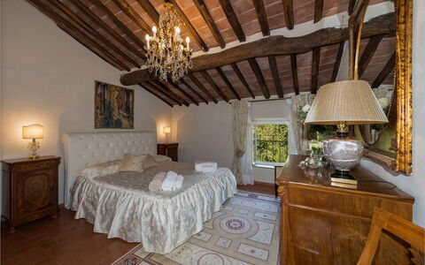 Villa Vorno: Möbel, Bett, Schlafzimmer, Wand, Bedding, Bettdecke, Interior Design, Linens, Zuhause, Bettrahmen