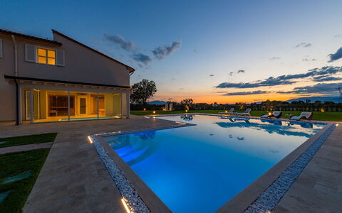 Villa Monsummano: Blau, Schwimmbad, Resort, Verbundwerkstoff, Water Feature, Estate, Eco Hotel, Reflexion, Villa, Dämmerung