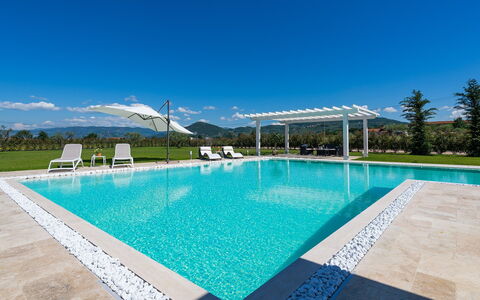 Villa Monsummano: Blau, Schwimmbad, Wasser, Resort, Verbundwerkstoff, Eco Hotel, Freizeit, Gartenmöbel, Schatten, Landscaping