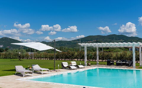 Villa Monsummano: Schwimmbad, Gartenmöbel, Möbel, Schatten, Freizeit, Resort, Regenschirm, Stuhl, Eco Hotel, Sonnenliege