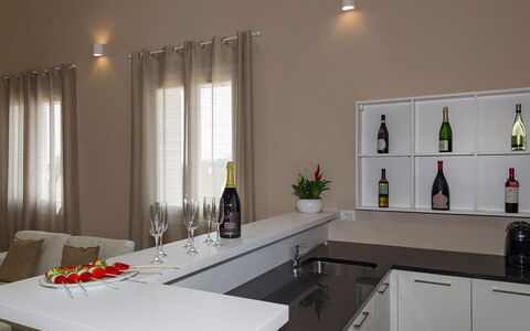 Villa Monsummano: Möbel, Interior Design, Countertop, Beleuchtung, Küche, Decke, Zuhause, Light Fixture, Flooring, Cabinetry