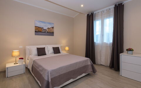 Villa Monsummano: Möbel, Interior Design, Fussboden, Flooring, Bett, Schlafzimmer, Holz, Zimmer, Textil, Bettdecke