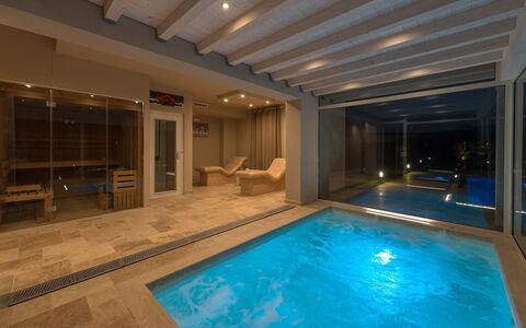 Villa Monsummano: Interior Design, Schwimmbad, Flooring, Beleuchtung, Fussboden, Resort, Möbel, Badewanne, Decke