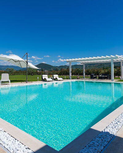 Villa Monsummano: Blau, Schwimmbad, Wasser, Resort, Verbundwerkstoff, Eco Hotel, Freizeit, Gartenmöbel, Schatten, Landscaping