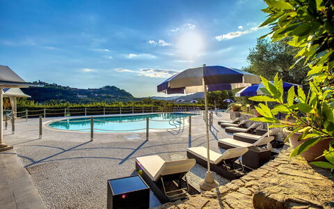 Villa la Brezza: Schwimmbad, Resort, Gartenmöbel, Thermae, Stuhl, Eco Hotel, Sonnenliege, Hotel, Ferienort, Tisch Im Freien