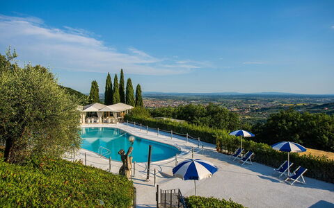 Villa la Brezza: Schwimmbad, Resort, Gartenmöbel, Eco Hotel, Landscaping, Hazienda, Ferienort, Villa, Hotel