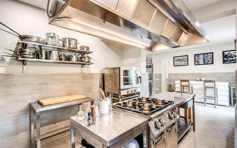 Villa la Brezza: Küche, Küchengerät, Countertop, Interior Design, Flooring, Major Appliance, Holz, Haushaltsgerät, Decke, Möbel
