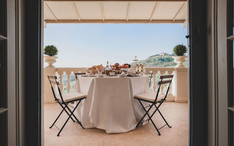 Villa la Brezza: Möbel, Stuhl, Gartenmöbel, Tabelle, Tisch Im Freien, Balkon, Schatten, Restaurant, Blumentopf, Küche & Esszimmer Tisch