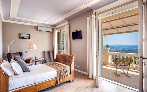 Villa la Brezza: Möbel, Interior Design, Holz, Schlafzimmer, Bett, Fussboden, Flooring, Wohnung, Zuhause, Zimmer