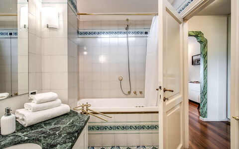 Villa la Brezza: Badezimmer, Interior Design, Armatur, Flooring, Fussboden, Zapfhahn, Installation, Bad Sink, Badewanne, Decke