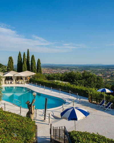 Villa la Brezza: Schwimmbad, Resort, Gartenmöbel, Eco Hotel, Landscaping, Hazienda, Ferienort, Villa, Hotel